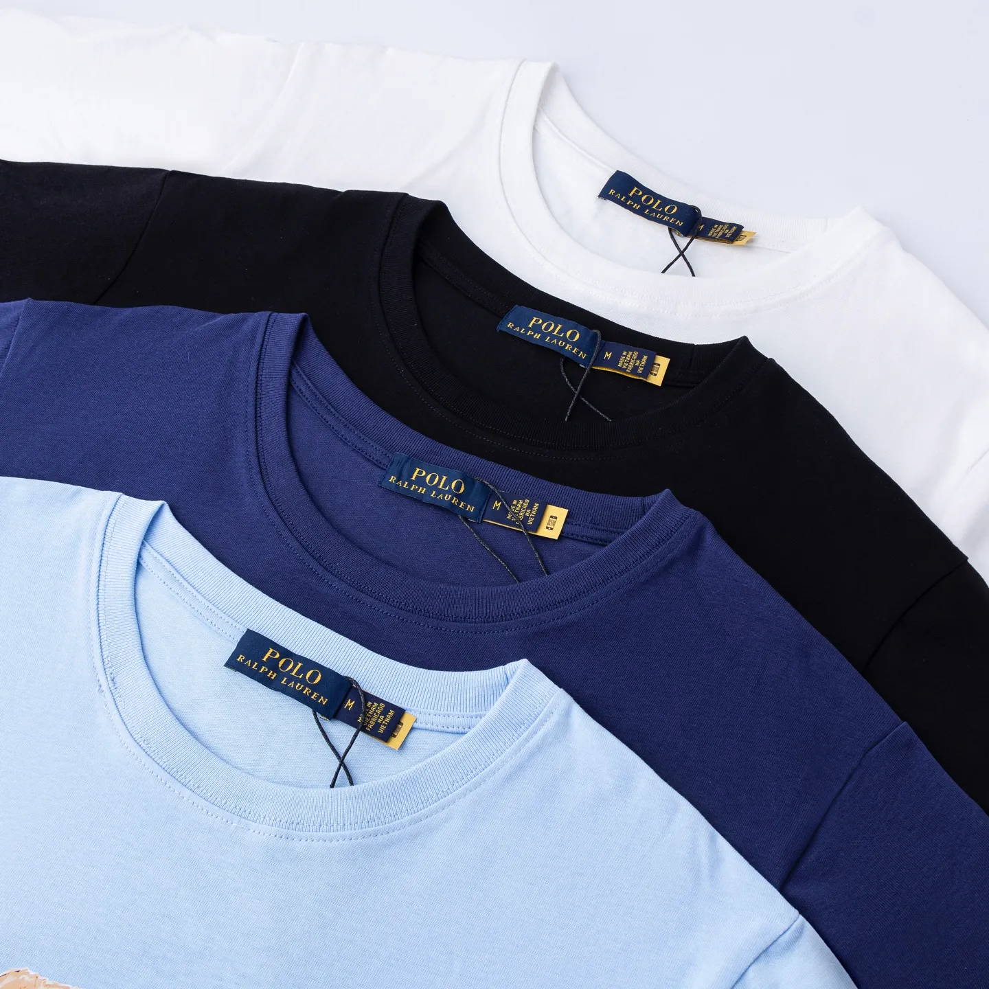 P126 Style number: 511 Ralph Lauren/Ralph Lauren 25ss new bear print round neck short sleeves. The main LOGO on the neck has a QR code mark, which can be scanned for verification to distinguish low-end products on the market. 32 counts, 240g hydrophilic toner, 100% cotton fabric, comfortable and soft, highly breathable, focusing on high-end cost-effectiveness, needless to say good quality. Available in a variety of colors, both boys and girls can try this genderless style, giving them a yuppie tone in no time. Immerse yourself in your leisurely style, and have your own style in retro. Natural, vivid, and very French romantic feelings perfectly integrate the youthful atmosphere with the trend. The clever embellishment of the classic pony logo embroidery carries all the eye-catching points. Color: black, white, navy blue, light blue Size: S-xL S Shoulder width 44 Bust 104 Sleeve length 23 Clothing length 72 M Shoulder width 45 Bust 108 Sleeve length 24 Clothing length 74 L Shoulder width 46 Bust 112 Sleeve length 25 Clothing length 76 xL Shoulder width 47 Bust 116 Sleeve length 26 Clothing length 78